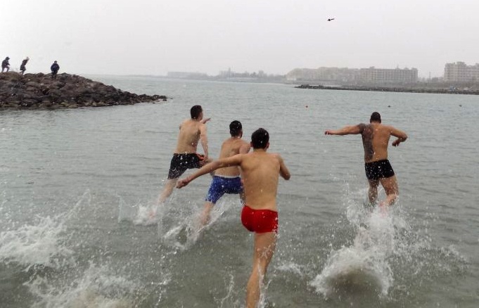 44 юнаци скочиха за кръста на три места в Поморие и Ахелой