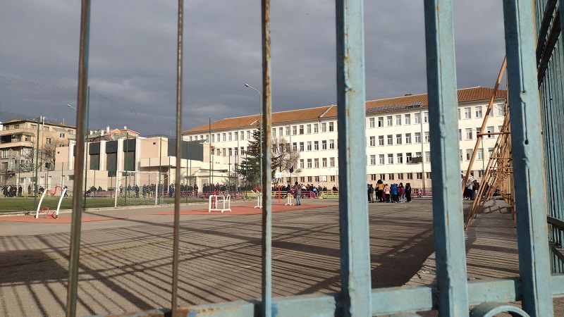 Пак бомбени заплахи в 10 училища в София