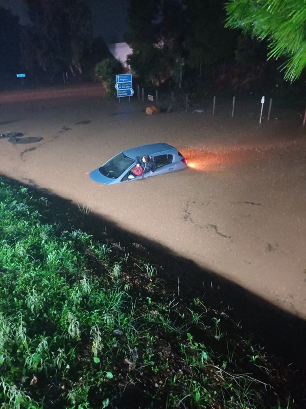 Бурята Байрон заля пътища и къщи в Гърция, училища са затворени