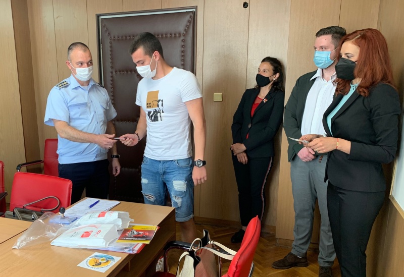 Фондация „Евелин Дуков“ и полицията дадоха книжки на 15 шофьори