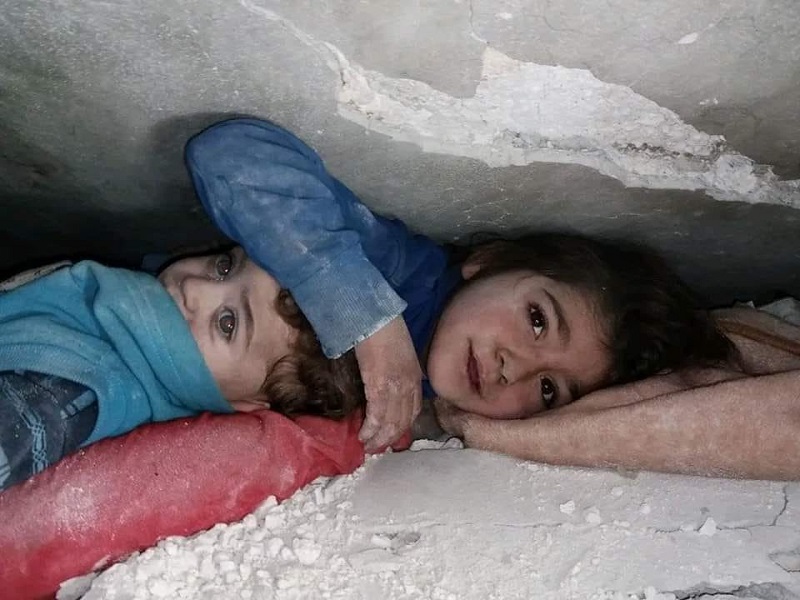 Спасиха братче и сестриче след 17 часа под руините на дома им