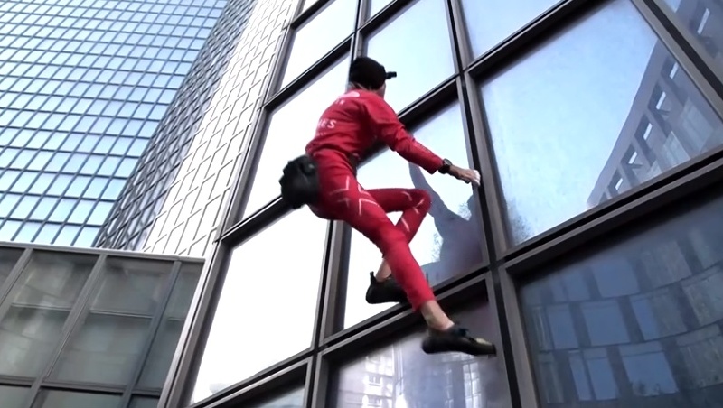 Френският Спайдърмен изкачи 48-етажна сграда за 60-ия си рожден ден