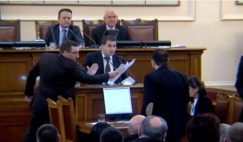 Смешни наказания за екшъна между Чуколов и Байрактаров в парламента