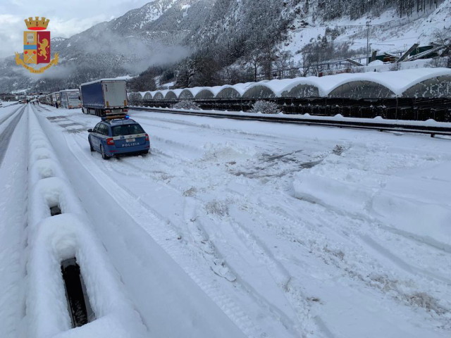 200 души бяха блокирани от лошото време на магистрала в Италия 