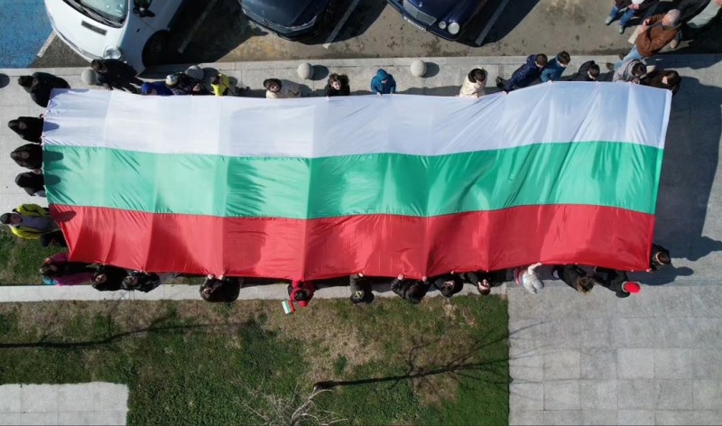 Десетметров национален флаг издигнаха в Царево по случай Освобождението