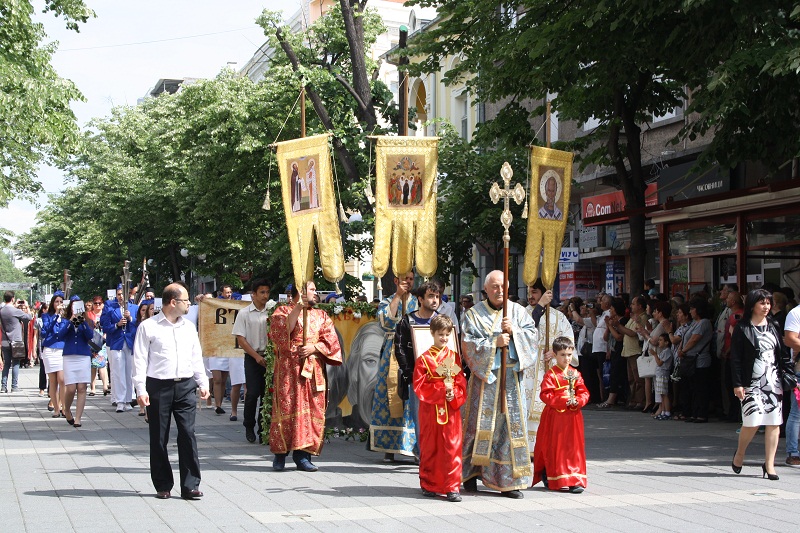 Бургаските духовници поведоха празничното шествие за 24 май 