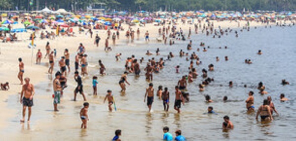 Измериха рекордно висока температура в Бразилия, плажовете пълни