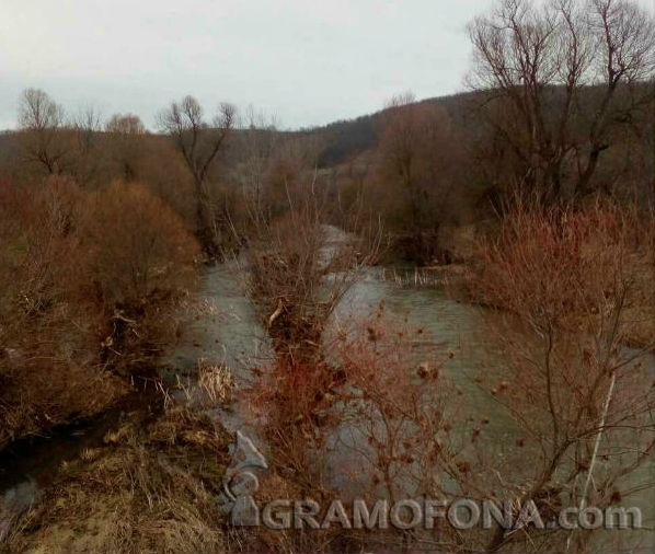 Вижте река Факийска при Голямо Буково, дали при дъжд няма да се повтори бедствието от октомври?