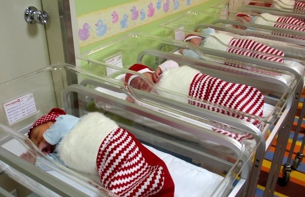 В Бургас посрещат Коледа с бебета в коледни чорапи