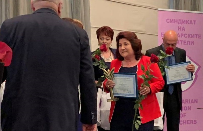 Бургаски учител със специалната награда на Синдиката на българските учители