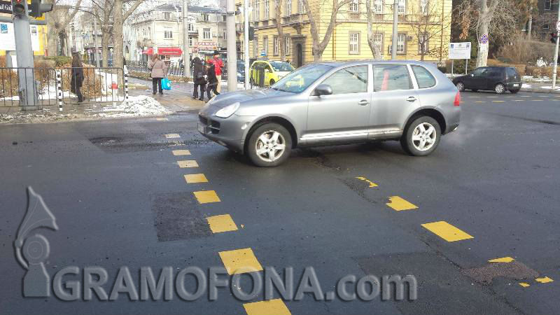 Шофьори беснеят заради дупки кратери в Бургас