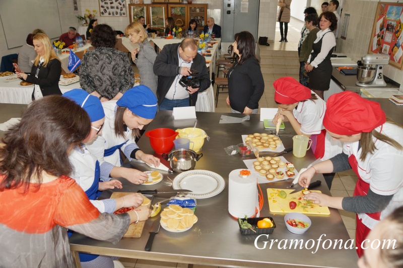 Кулинарни изкушения по рецепти от Дюма и Братя Грим измайсториха бургаски гимназисти