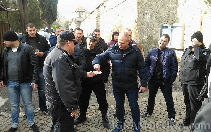 60 съдебни охранители и надзиратели от Бургас поеха към София