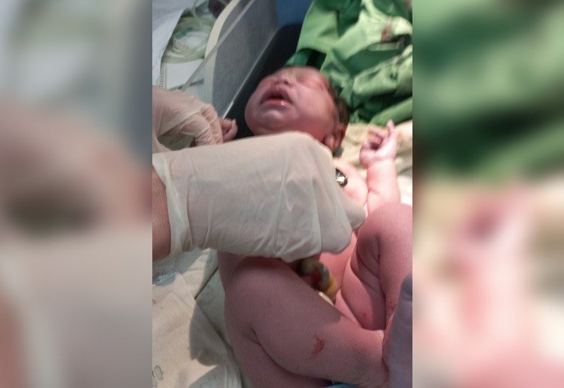 Парамедик изроди бебе в линейка на път за болницата в Бургас