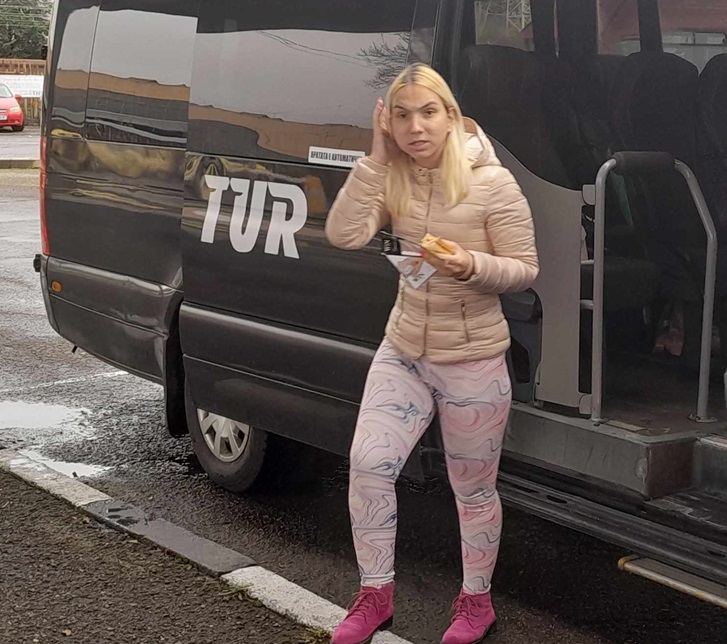 Емили Тротинетката позира с фенове на Автогара Запад в Бургас