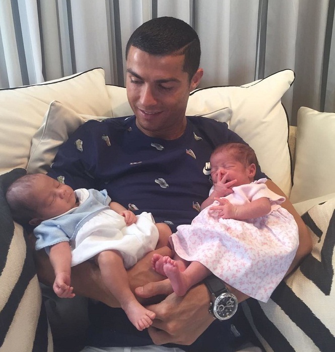 Роналдо показа близнаците си