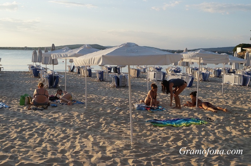 Задължиха стопаните на плажове да намалят цените на чадърите и шезлонгите наполовина от 1 юни