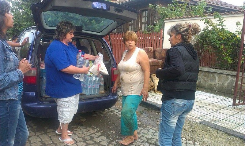 Храна и вода за пострадалите в Ново Паничарево