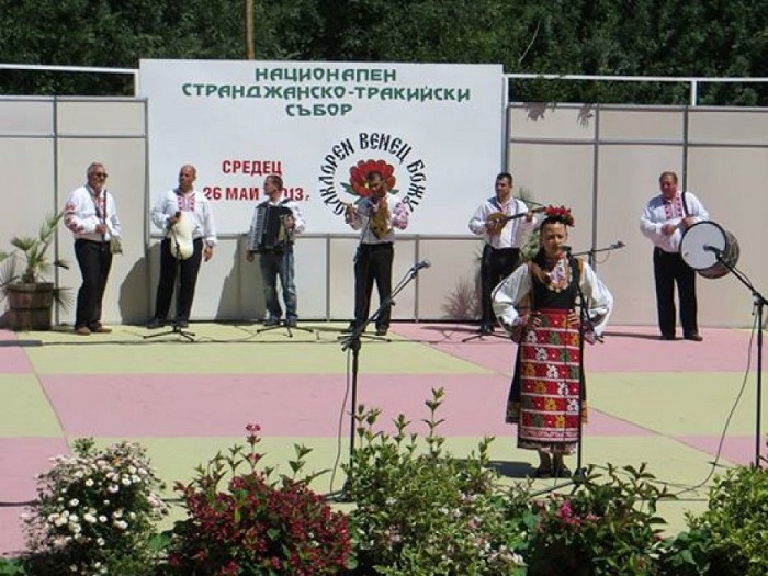 Турски танцьори идват за Божура