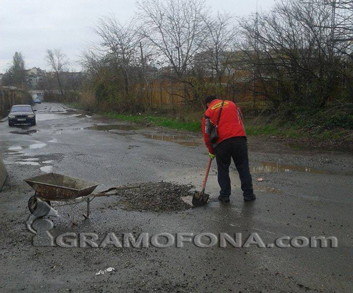 Бургазлия ремонтира сам улица, потрошена от ТИР-овете с жито през лятото