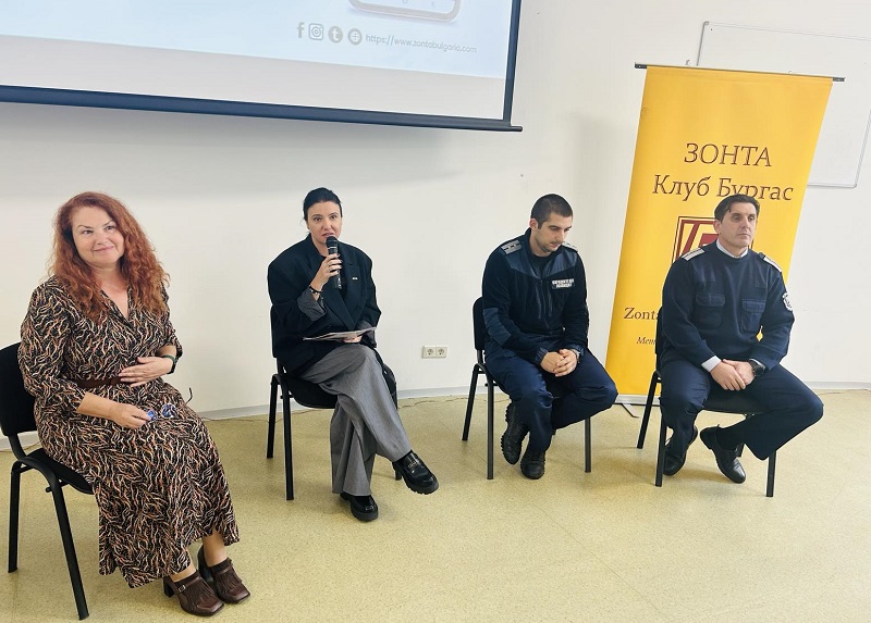 Дамите от Зонта клуб Бургас говориха за подкрепата на жертви на домашно насилие пред студенти на БДУ