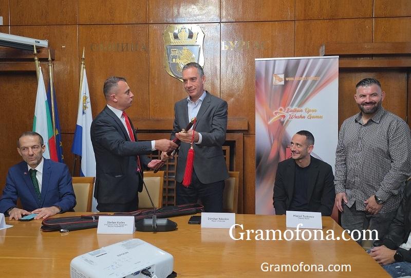 Ще започне ли Димитър Николов тренировки по Тай Чи, подариха му китайски меч