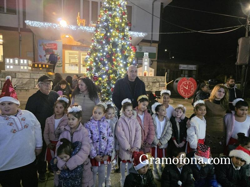 Пищна заря, весело настроение и усмивки за запалването на елхата в Малко Търново