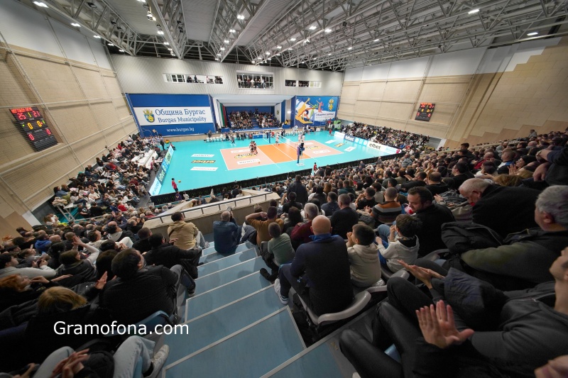 Радост за окото: хиляди изпълниха обновената зала „Младост“ (СНИМКИ)