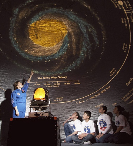 Шестокласници от Царево на космически лагер в тренировъчен център на НАСА