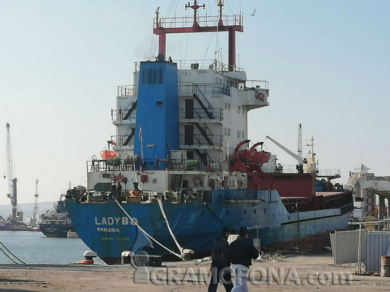 Два кораба закотвени в Бургас заради дългове и лошо техническо състояние 