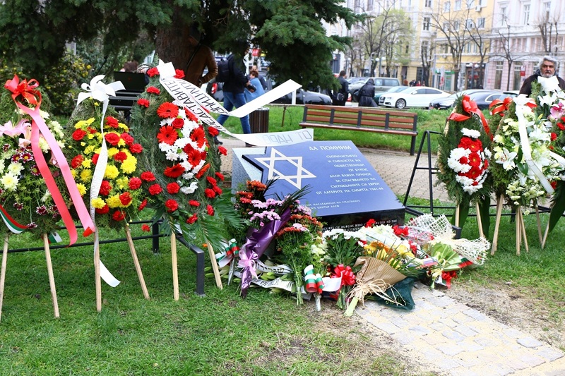 Евреи от Бургас благодарят с паметник за своето спасение преди 75 години
