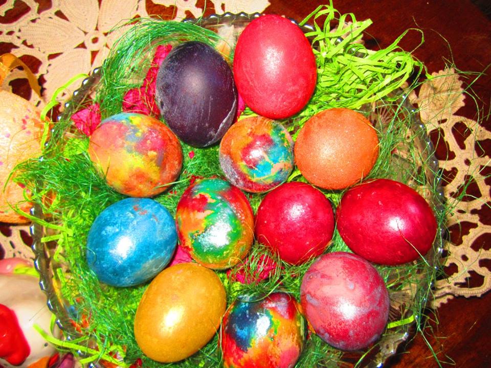 Майката на Рафи боядиса великденските яйца