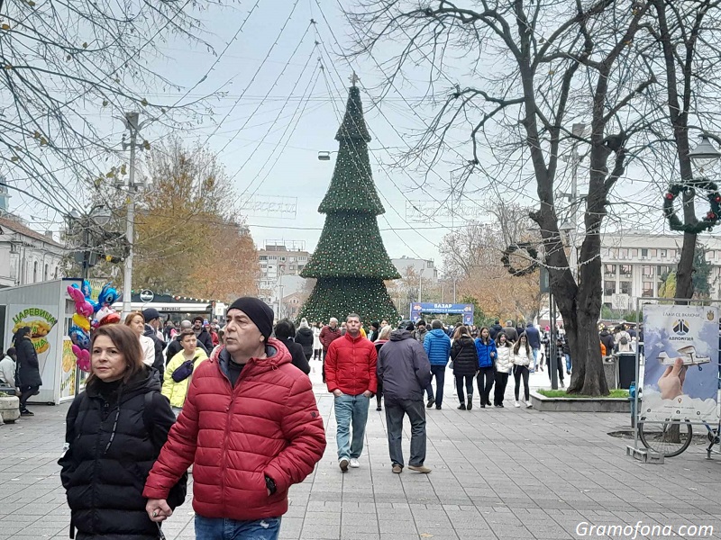 Празнична атмосфера, много музика и усмивки по лицата на бургазлии на Никулден