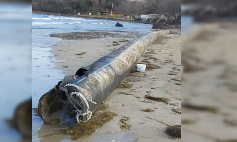 Морето изхвърли част от тръбата, която зауства мръсните води на Созопол