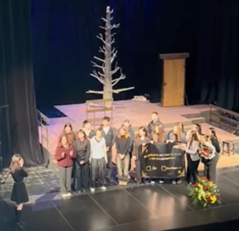 Бургаски ученици поднесоха вълнуващ и нестандартен подарък на класната си ръководителка