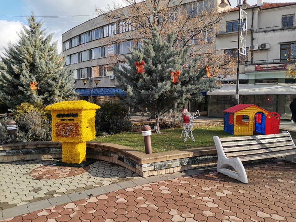 След минути грейват коледните светлини в Карнобат