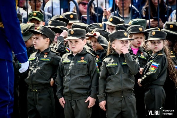 Русия проведе първия детски военен парад СНИМКИ