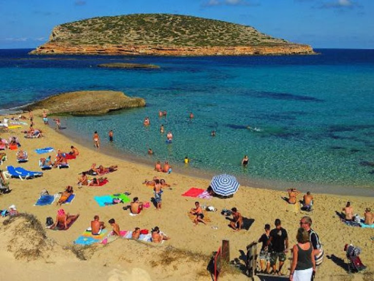 Дистанция и на плажа през лятото в Испания