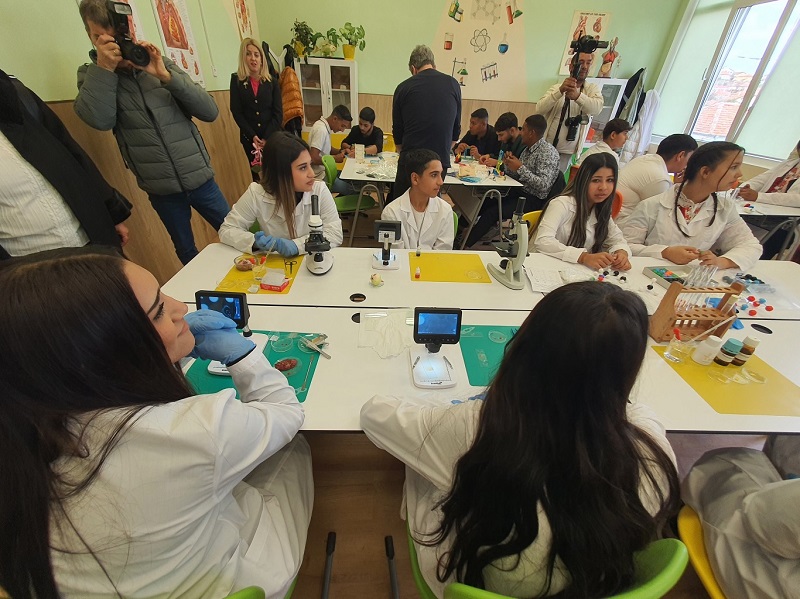 СУ „Свети Климент Охридски“ – кв. „Рудник“ откри STEM център по математика и природни науки