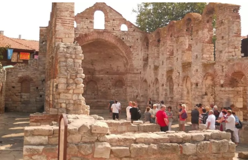 Несебър бие София по туристи