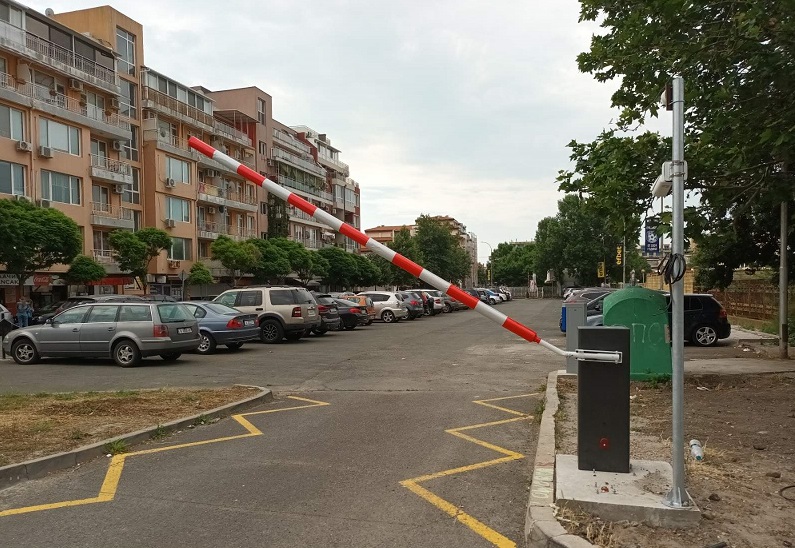 Вандали счупиха бариерата до болницата в Поморие, знаете ли кои са (ВИДЕО)