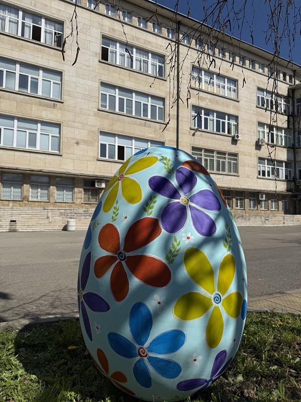 Огромно великденско яйце украси двора на ПГРЕ „Г.С. Раковски“