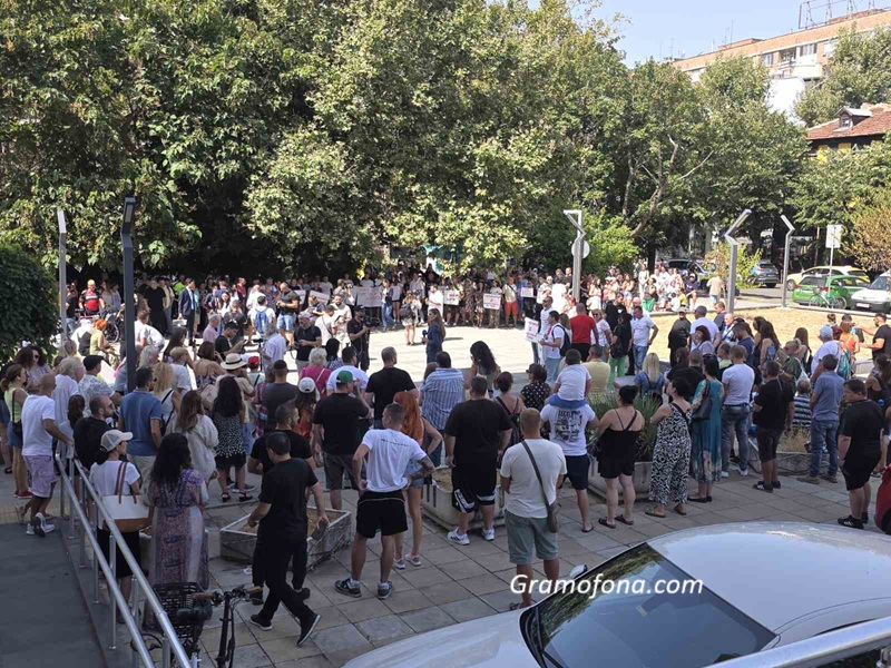 Подписка в подкрепа на пострадалото от АТВ семейство започнаха протестиращите в Бургас