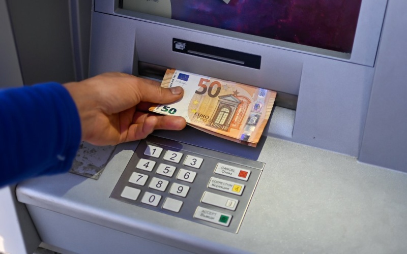 Тепърва зареждат с евро някои банкомати поради технически причини