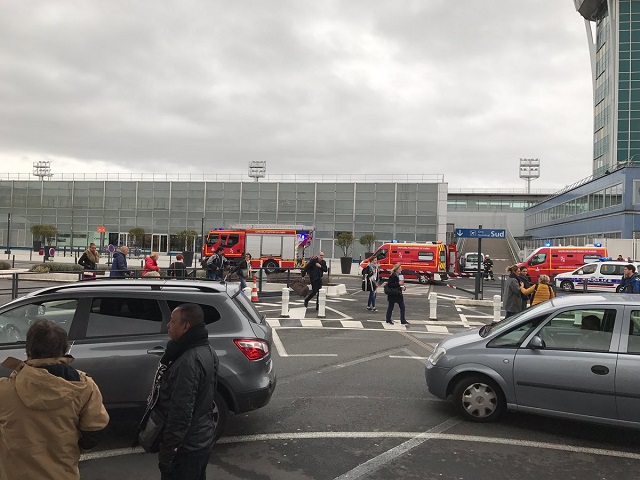 Стрелба на летище в Париж