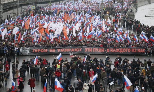 Хиляди на шествието в памет на Немцов в Москва