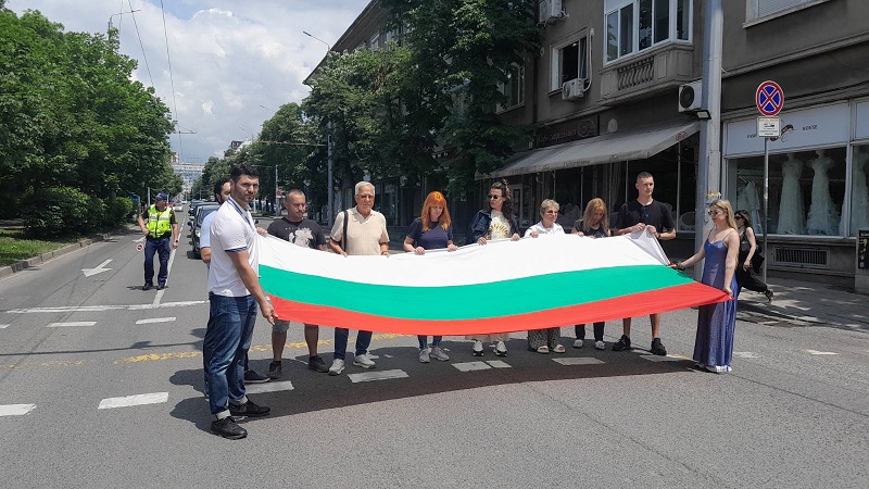 За първи път в Бургас: Разпънаха българското знаме на бул. „Хр. Ботев“ в чест на революционера