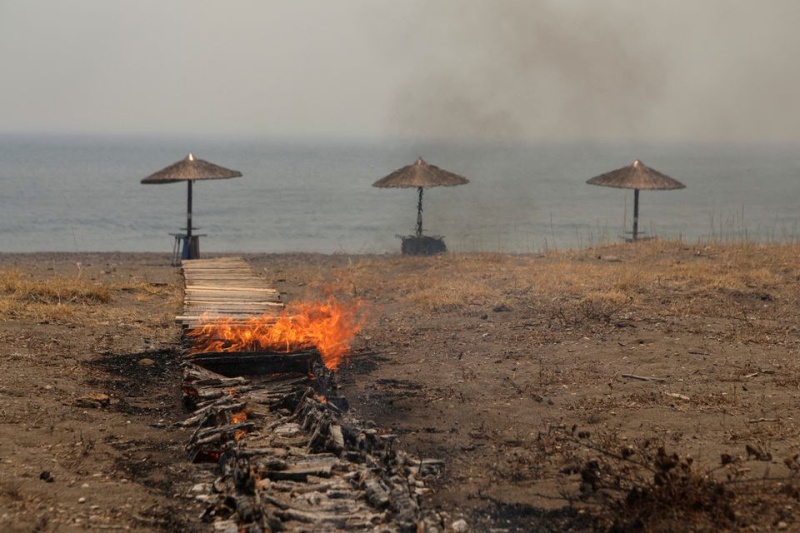 Големи пожари в Гърция, евакуирани са хотели на остров Лесбос