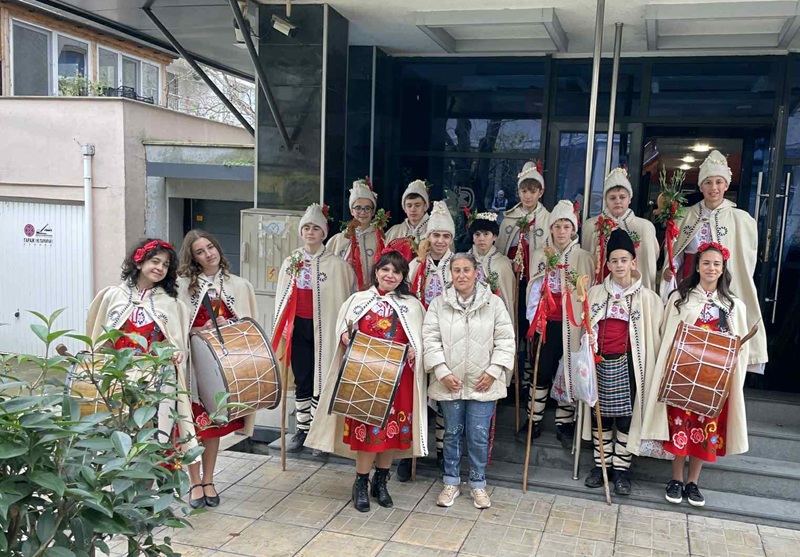 Коледари наричаха за здраве и берекет в ДКЦ „Ел Масри“