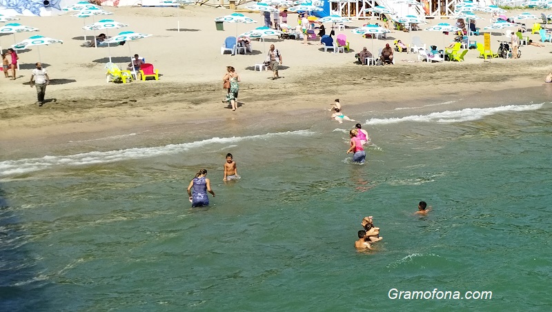 С дрехи в морето – орди летовници изнервят останалите на плажа